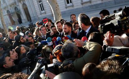 Leader of far-right party Vox, Santiago Abascal (c), arrives at the Supreme Court on Tuesday morning. He told the press: “The fact that the premier of Catalonia [Quim Torra] is with the public and not on the bench with the accused is a sign that the coup continues.”