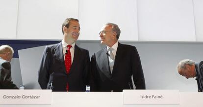 El presidente de CaixaBank, Isidre Fainé (derecha), y el consejero delegado, Gonzalo Gortázar.