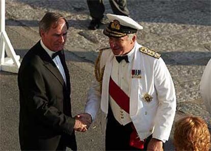 Hoon saluda en Gibraltar al comandante en jefe de la Marina británica, el almirante Alan West.