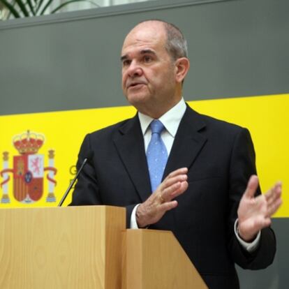 El vicepresidente tercero del Gobierno, Manuel Chaves, hoy en la delegación de Gobierno central.