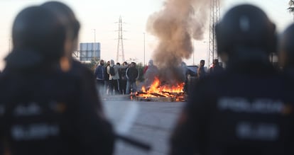 Policías antidisturbios observan a manifestantes detrás de una barricada, en la novena jornada de la huelga del metal en el barrio de Río de San Pedro, en Puerto Real (Cádiz), este miércoles.