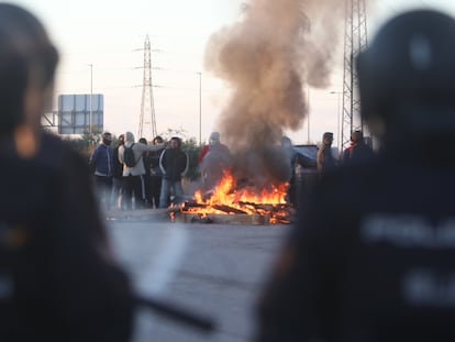 Policías antidisturbios observan a manifestantes detrás de una barricada, en la novena jornada de la huelga del metal en el barrio de Río de San Pedro, en Puerto Real (Cádiz), este miércoles.