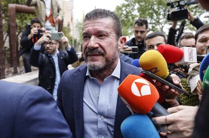 El ex secretario autonómico de Emergencias Emilio Argüeso, a su llegada a declarar en calidad de investigado ante la Ciudad de la Justicia de Valencia, el pasado 11 de abril.