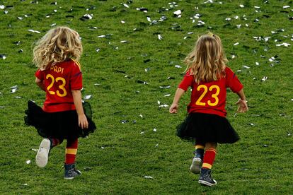 Las hijas de Pepe Reina corren por el campo con el número de su padre impreso en la camiseta.