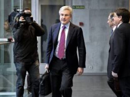 El ex director general de Caja Navarra Enrique Goñi, acompañado por otros ex altos cargos de la entidad bancaria, a su llegada hoy al Parlamento de Navarra.