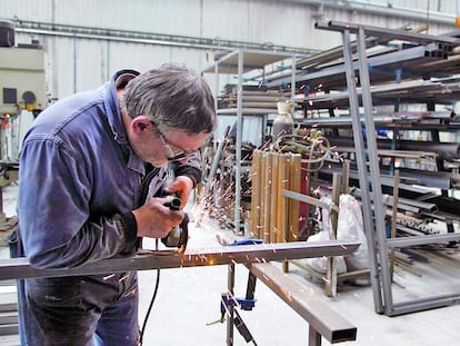 Operarios en un taller metalúrgico.