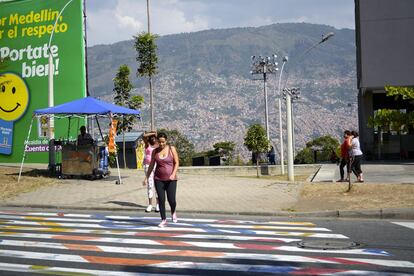 “Pórtate bien”, es uno de los lemas de Medellín. Este es uno de los pasos pintados en un barrio sobre las colinas que rodean la ciudad, en el parque biblioteca 12 de Octubre.