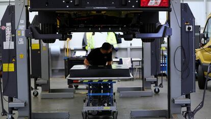 Un trabajador de Ford desplaza una batería eléctrica en la planta que la compañía tiene en Colonia (Alemania).