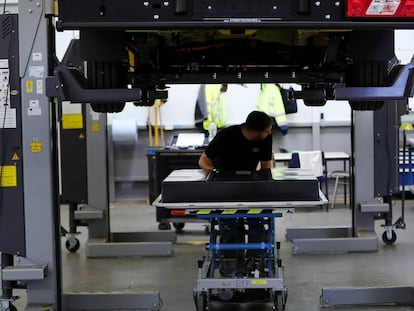 Un trabajador de Ford desplaza una batería eléctrica en la planta que la compañía tiene en Colonia (Alemania). 