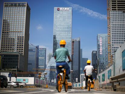 La sede de la promotora Evergrande, al fondo, en la ciudad china de Shenzhen.