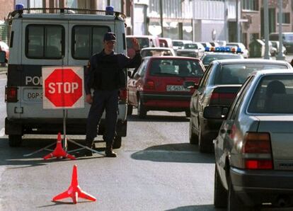 Control de efectivos de la Policía Nacional, en la carretera entre Bilbao y Getxo.