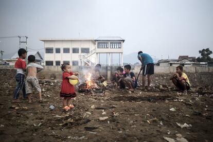 En el pueblo de Babakan, construido a orillas del Citarum, delante de los complejos industriales y a menudo afectado por las inundaciones, hay niños que conviven con las montañas de basura. Los chicos suelen prenderles fuego por diversión o, sencillamente, para deshacerse de ellos.