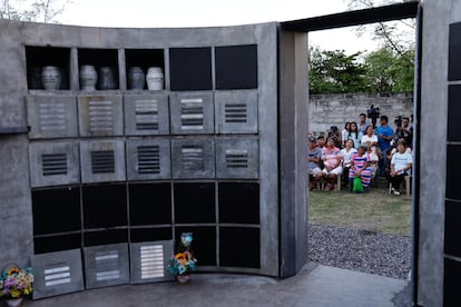 Familiares de víctimas de presuntas ejecuciones extrajudiciales durante el mandato de Duterte, este miércoles en una ceremonia de recuerdo en el cementerio de Caloocan, en la región filipina de Manila.