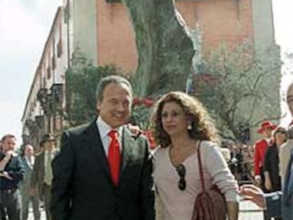 El alcalde de Jerez, Pedro Pacheco, y la cantante Lolita, en la inauguración de la escultura de Lola Flores, realizada por Víctor Ochoa, en Jerez.