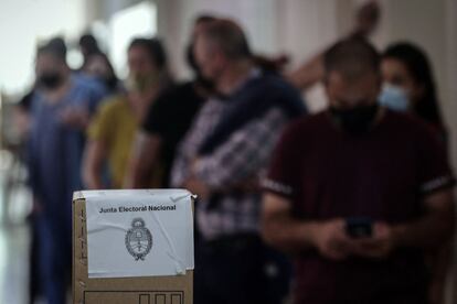 Un grupo de personas espera a votar en un colegio electoral en Buenos Aires (Argentina), este domingo.