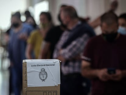 Un grupo de personas espera a votar en un colegio electoral en Buenos Aires (Argentina), este domingo.