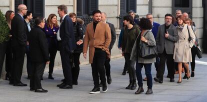 El portavoz de ERC en el Congreso, Gabriel Rufián (centro), a su llegada a la Cámara baja acompañado de los diputados de su partido, pasan al lado de los representantes políticos de Junts per Catalunya (a la izquierda de la imagen).