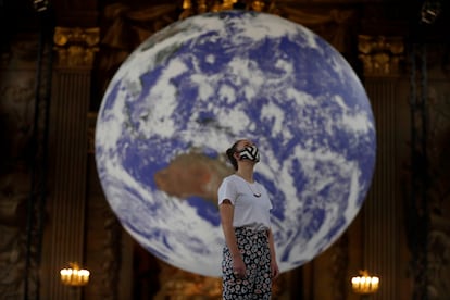 Una mujer observa parte de la instalación titulada 'Gaia' y expuesta en el Royal Naval College de Londres.