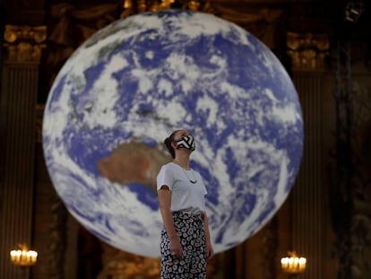 Una mujer observa parte de la instalación titulada 'Gaia' y expuesta en el Royal Naval College de Londres.