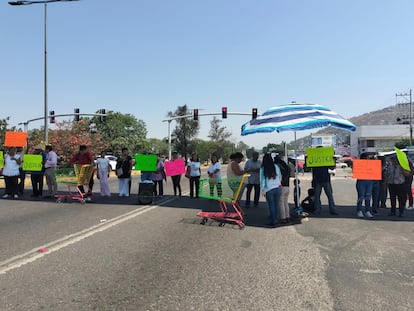 Vecinos bloquean una avenida en Santa Rosa Panzacola (Estado de Oaxaca) el 26 de mayo para exigir justicia.