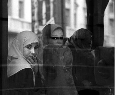El uso del pañuelo se extiende entre las mujeres musulmanas, ya sea por voluntad propia o por sometimiento a la tradición.