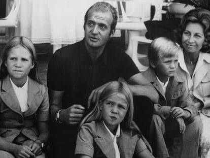 El rey Juan Carlos y la reina Sofía, con sus hijos Elena, Cristina y Felipe, en una imagen de septiembre de 1975 tomada durante sus vacaciones en Mallorca.