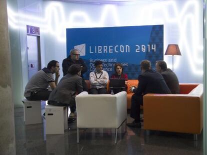 Una de las reuniones propiciadas durante el desarrollo de LibreCon.