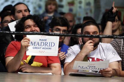 Dos espectadores portan pancartas con uno de los lemas del luchador Rod Zayas: 'Make Madrid Great Again'.
