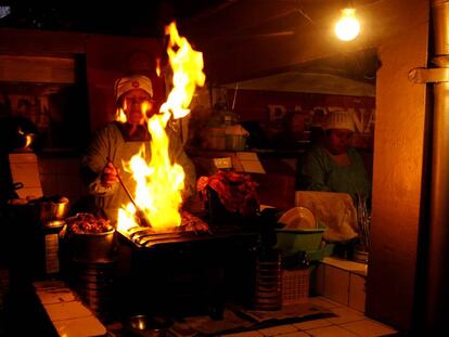 Un puesto de anticuchos en el mercado Las Velas de La Paz. Su ingrediente principal es el corazón de vaca.