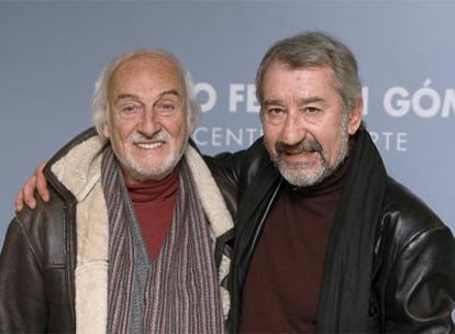 Héctor Alterio y José Sacristán posan durante la presentación de la obra de Samuel Benchetrit <i>Dos menos</i>.