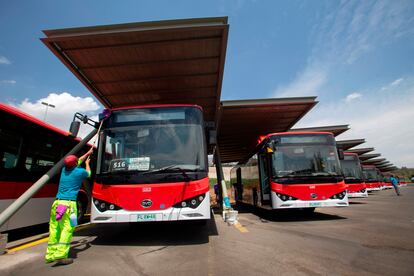 Uno de los buses eléctricos urbanos de origen chino utilizados en Santiago de Chile.