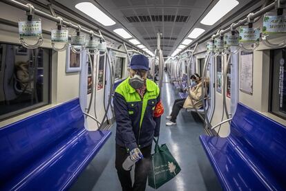 Un trabajador desinfecta un vagón del metro de Pekín, el 10 de febrero.