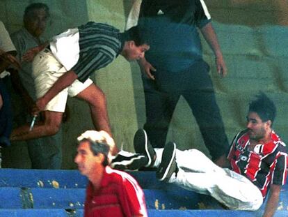 Un hincha ataca a otro con una navaja durante un partido de la Liga argentina.