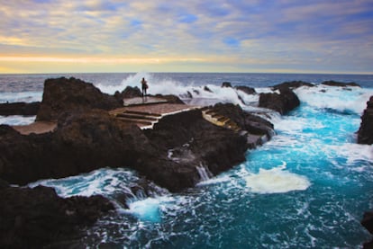 Las olas golpean con fuerza la costa de Garachico, al noroeste de Tenerife.