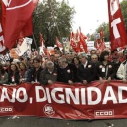 Cabeza de la manifestación del 1 de mayo de 2012, organizada por los sindicatos en Madrid bajo el lema "Trabajo, dignidad, derechos. Quieren acabar con todo" para celebrar el Primero de Mayo