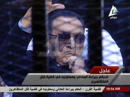 El deposat Mubarak aquest dissabte davant el tribunal que l'ha absolt.