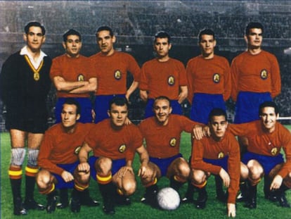 España, en su primera Eurocopa - En el partido de vuelta disputado en el Bernabéu (3-0), España formó, de izquierda a derecha y de pie: Ramallets, Olivella, Garay, Gracia, Segarra, Gensana. Agachados: Tejada, Kubala, Di Stéfano, Luis Suárez y Gento.