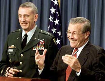 Donald Rumsfeld (derecha) responde a la prensa junto al general Tommy Franks en el Pentágono.