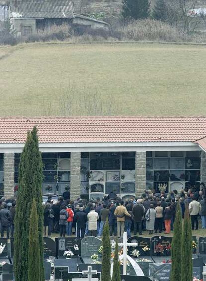 Entierro en el cementerio de Sabiñánigo de los restos del alcalde de Fago.