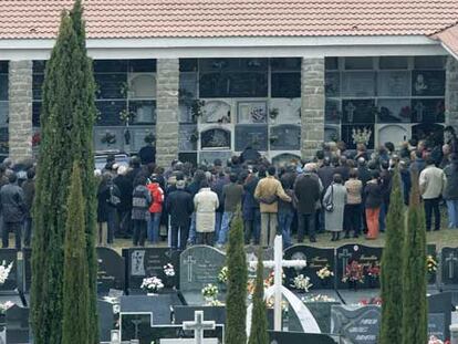 Entierro en el cementerio de Sabiñánigo de los restos del alcalde de Fago.