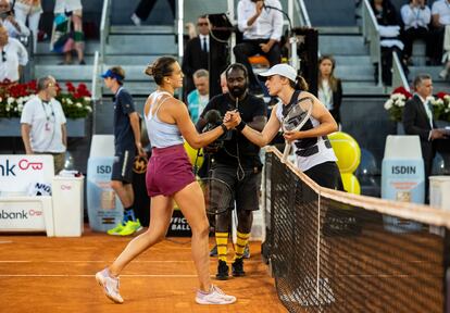 A. Sabalenka y I. Swiatek se saludan tras la final en Madrid.