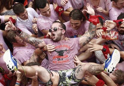 Un mozo es manteado por sus compañeros en momentos previos al Chupinazo que ha lanzado el presidente de la Cruz Roja en Pamplona, Mikel Martínez.