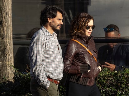 Isabel Díaz Ayuso pasea por Madrid con su pareja Alberto González Amador, el 6 de febrero de 2022.