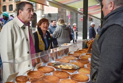 El candidato del PNV al Congreso por Bizkaia, Aitor Esteban, y la presidenta de la formación en Bizkaia, Itxaso Atutxa, visitan la feria agrícola de Berastegi en Bilbao durante la jornada de reflexión.