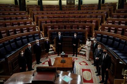 El rey Felipe VI (en el centro) posa junto con la vicepresidenta primera del Gobierno, Carmen Calvo (a la izquierdai), uno de los padres de la Constitución, uno de los redactores de la Constitucion, Miquel Roca (segundo por la izquierda), el presidente del Tribunal Constitucional, Juan José González Rivas (tercero por la izquierda). la presidenta del Congreso, Meritxell Batet (cuarta por la derecha), el presidente del Gobierno, Pedro Sánchez (qunto por la derecha), la presidenta del Senado, Pilar Llop (cuarta por la izquierda), el presidente del Tribunal Supremo, Carlos Lesmes (tercero por la derecha), y el presidente del Partido Popular, Pablo Casado (derecha) y otro de los padres de la Constitución, Miguel Herrero y Rodríguez de Miñón (tras Casado), durante una visita al hemiciclo del Congreso de los Diputados este martes con motivo del 40º aniversario del 23-F.