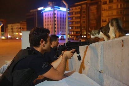 Un policía atrincherado en una calle de Estambul.