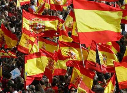 Banderas españolas, en una manifestación del PP contra la política antiterrorista del Gobierno en marzo.