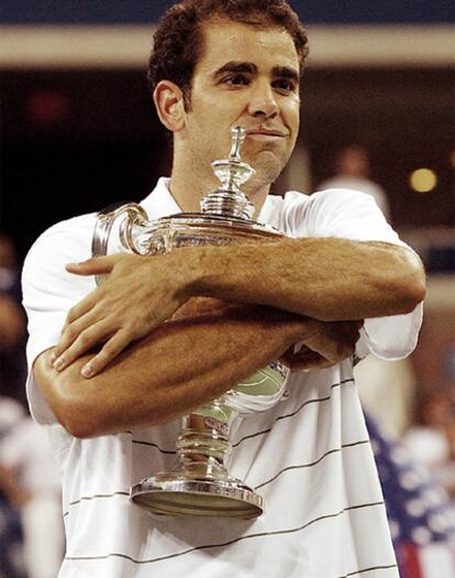 Sampras con su trofeo tras ganar el US Open en 2002