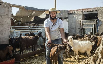 Mohamed Amine Attia, en un negocio para transformar leche de cabra en queso y requesón, en Mellitta (Túnez).