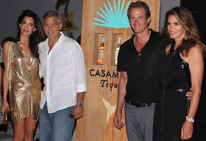 Amal y George Clooney y Rander Gerber y Cindy Crawford presentan su tequila en Ibiza en 2015.